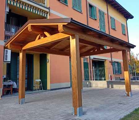 tettoi+Gazebo+legno Gazebo travatura massiccia,su quattro possenti colonne, fissasggio a tera con portapali zincati. Tettoia colore noce chiaro