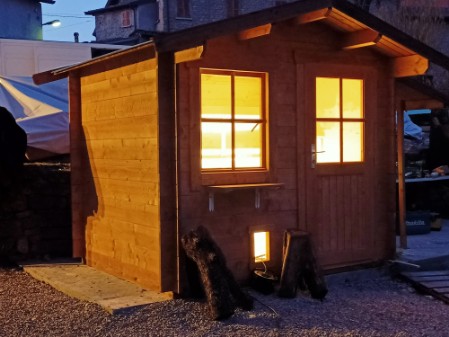casetta per gatto in legno foto notturna di casetta per gatti interno illuminato visubiloe da porta e finestra con vetri, una gattaiola in basso a lato porta