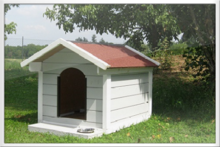  cuccia per cane colore grigio e rifiniture in bianco grigio,tetto color rosso,  con pedana e ciotola davantoi all'igresso