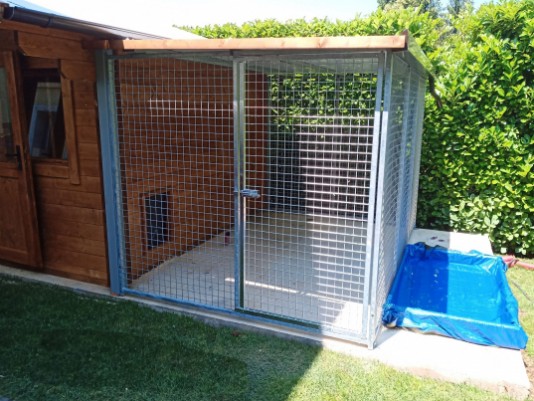 Piscina-per-animali-domestici piccola piscina da posizionare vicino al box del cane ove si puo rinfrescare e giocare nelle calde giornate assolate di mezza estate.