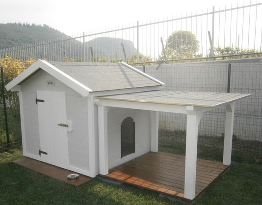 cuccia cane in legno colore bianco con veranda